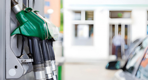 Benzina a 1,957 euro al litro: il rincaro dei carburanti spiegato